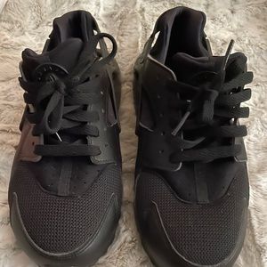 Nike huarache’s solid black